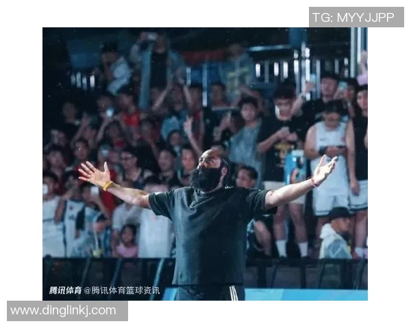 足球明星亲临现场签名互动视频记录球迷热情瞬间