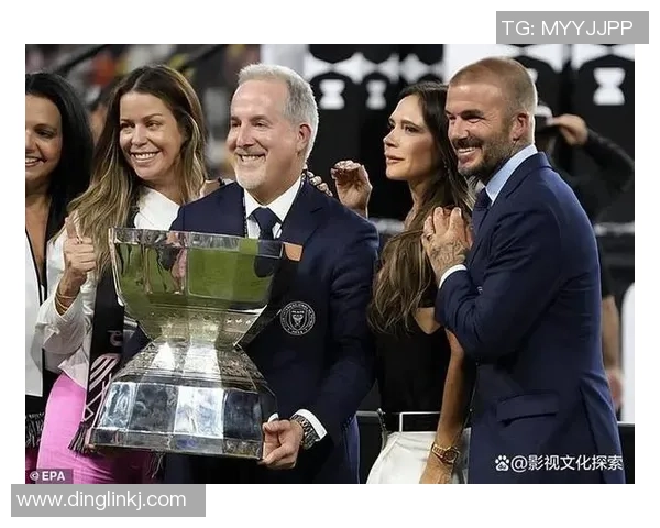 足球明星深情瞬间展现爱与激情的动人照片合集